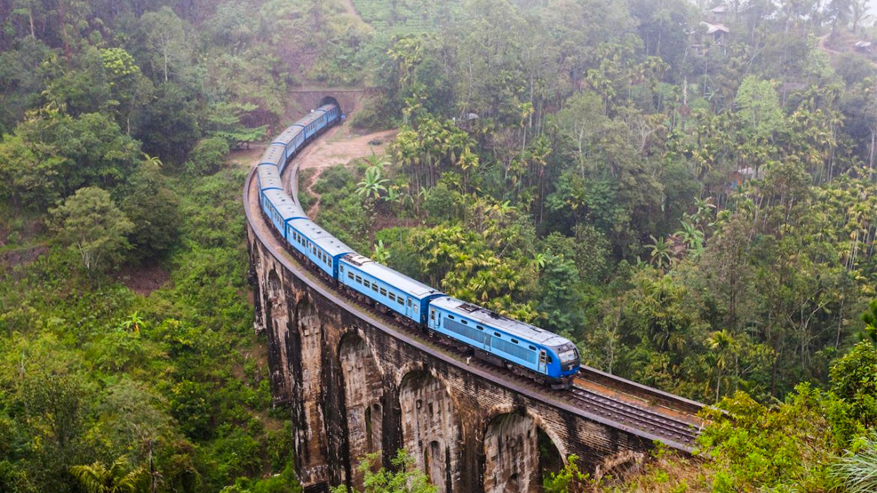 Podi Menike Train