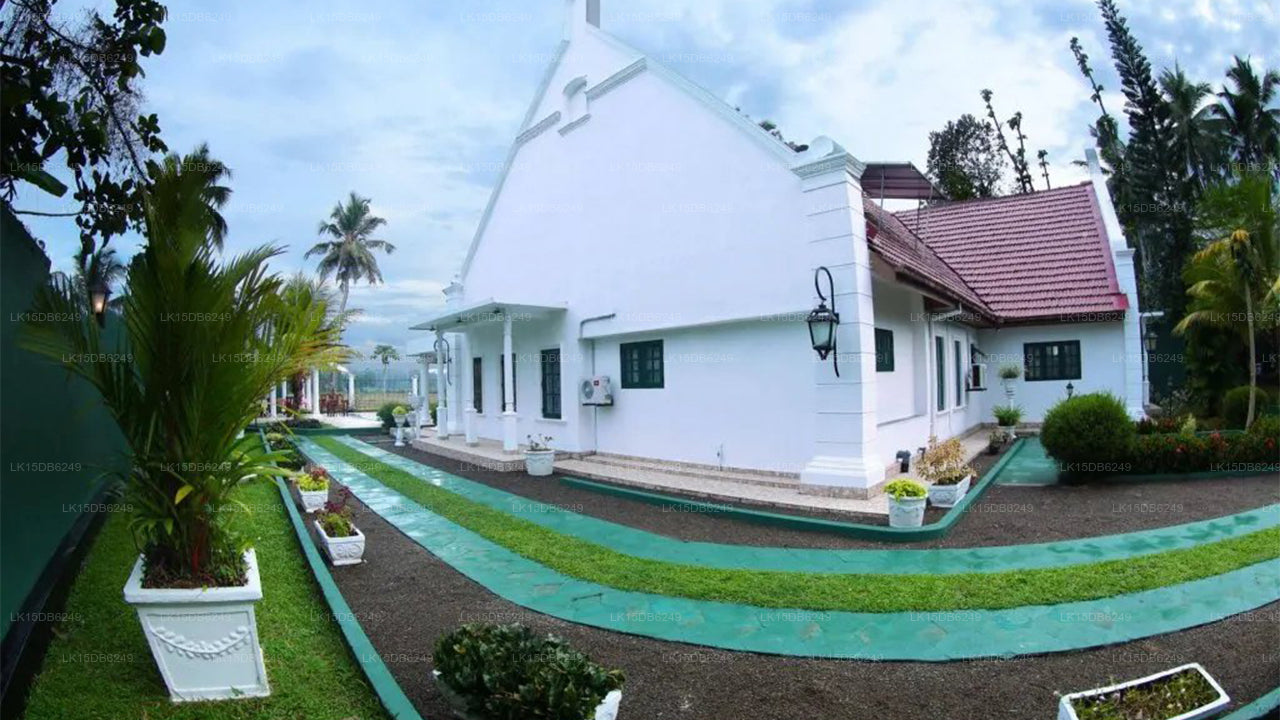 Anthiekka Airport white Villa, Gampaha