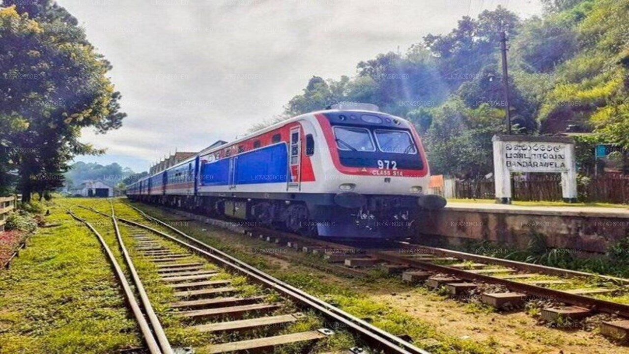 Jízda vlakem Peradeniya do Badulla (vlak č.: 1001 „Denuwara Menike“)